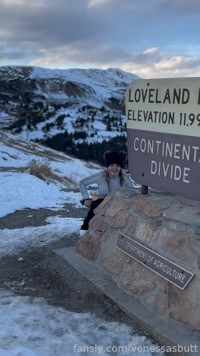 venessasbutt leak - peeing on the side of the road while going home fr