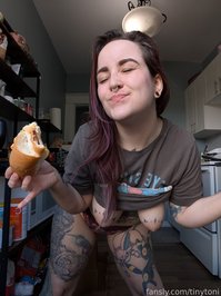 tinytoni leak - Frying hot dogs for lunch, y'all want any??