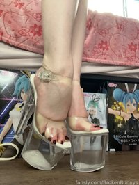 BrokenBunnys leak - Are my shoes telling you to do something? Either w