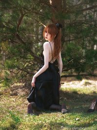 poppygirl leak - The grass feels so nice under feet through my tigh