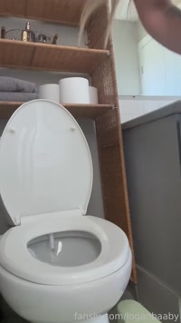loganbaaby leak - Peeing. Me peeing.