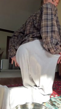 backdoorgf leak - Using my own pee as lube to finger my butthole and