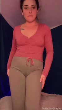 iceyivy leak - Peeing myself in my tight leggings just feels sooo