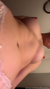 lilyyofthevalleyy leak - Dm me a compliment if you think i’m hot and fuckab