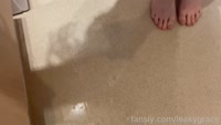 leakygrace leak - wetting my tight skirt and playing with my pussy