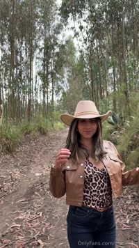 abbie_gg leak - Salí a caminar por el rancho y me encontré a mi primitoDes..