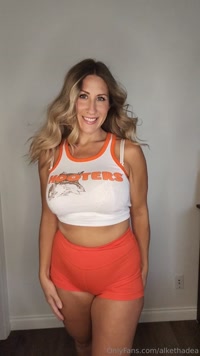 alkethadea leak - Hooters VIP Experience (sorry about your beer) Girls Lik..