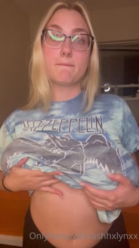 ashhxlynxx leak - some titty love before bed