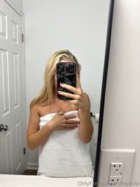 mileyxvip leak - Swipe to drop my towel