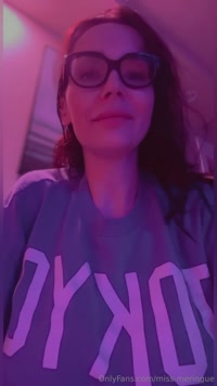 miss-meringue leak - Horny wife vibes. I start off by getting myself off and then..