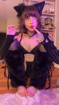 myaxsvip leak - toes and FAT PUSSY. also, my new favorite thing is cutting h..