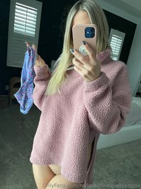 noface-housewifenoppv leak - Taking them off so you can put it in.