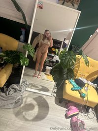 piripremium leak - just been shagged still got a cum tissue between my legs typ..