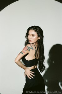 raelilblackofficial leak - Strong woman .