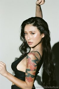 raelilblackofficial leak - Strong woman .