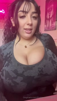 thatgreeneyedgirl22 leak - My cleavage is so bouncy it smacked me so hard in the face ..