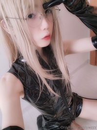 ywzzz leak - sweat a lot when I wear latex clothes