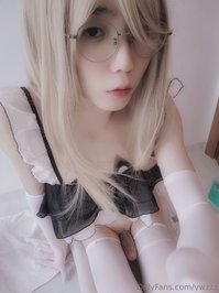 ywzzz leak - After applying oil to my feet and taking pictures, I slipped..