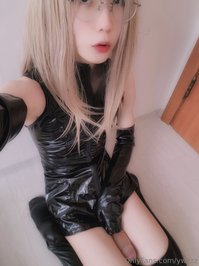 ywzzz leak - sweat a lot when I wear latex clothes
