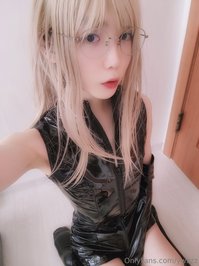 ywzzz leak - sweat a lot when I wear latex clothes